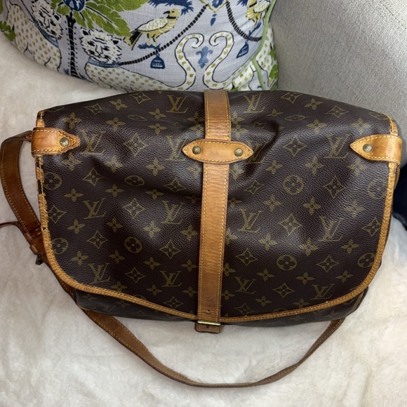 Louis Vuitton Guaranteed Authentic Monogram Saumur 35 Messenger Bag - Picture 3 of 17
